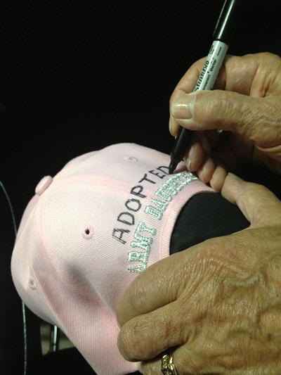Gorra de ADOPTED ARMY DAUGHTER firmada por David Valley